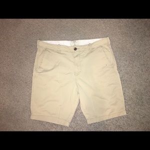 Khaki Hollister Shorts Size 36